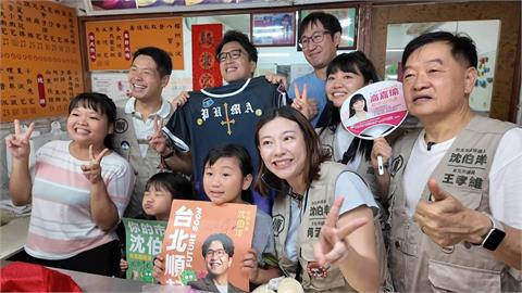 沈伯洋國慶日掃湖光市場掀洋流　攤商送菜頭、冠軍茶