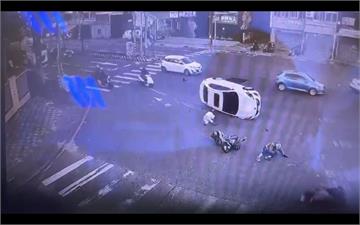 轎車失控追尾變「立筊」！滑行猛鏟機車　騎士衰遭殃