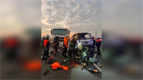 快新聞／國3傍晚車禍！大貨車撞前方2車釀3傷　車流回堵約8公里