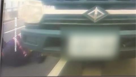 拖吊車遭追撞！司機頭骨破裂送醫　白色休旅撞路邊臨停竟逃離現場