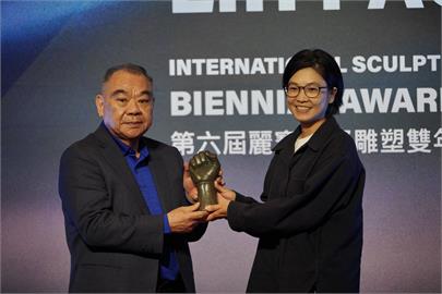 第六屆麗寶國際雕塑雙年獎！台灣藝術家戴素貞《浪花》奪金獎