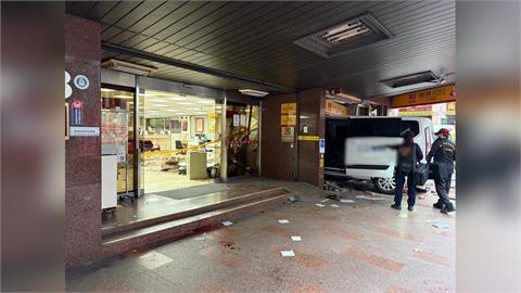 快新聞/內部畫面曝光!三立採訪車失控撞進彰化銀行內 磚牆倒塌、10人受傷送醫