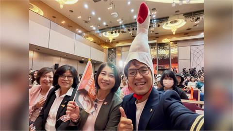 沈伯洋嗨翻戴上！周春米贈「鵝樂帽」　以大學姐身分喊：要戒慎恐懼