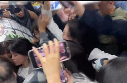 快新聞／《選罷法》僅用3分鐘宣讀　王鴻薇「沒人碰」卻大叫：不要拉我啦