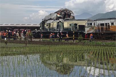快新聞／印尼火車相撞「車廂嚴重變形、翻覆」　已至少3人身亡、多人受傷