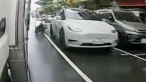台中騎士"雨天閃車"慘摔 警方:轎車準備停車無違規
