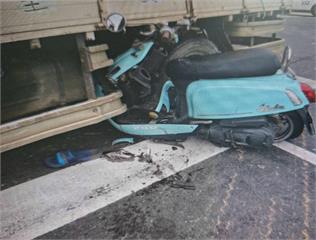 中壢無號誌路口車禍 機車卡進貨車底部滿地血跡