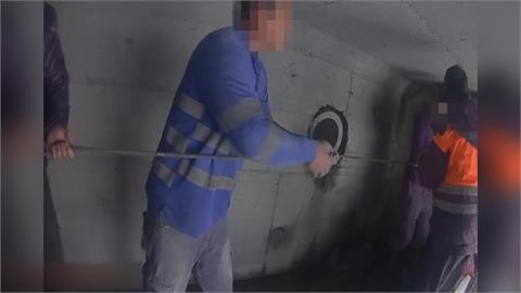 動彈不得！　花蓮光復淤泥堆洞口　2電纜工「身體卡涵洞」近1小時