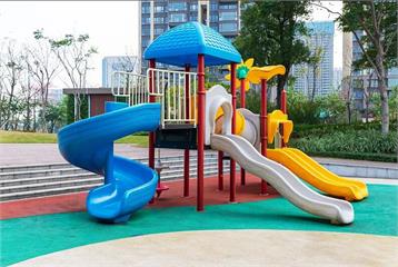 公嬤級男女溜滑梯忘情「觀音坐蓮」　家長目擊好害羞…警察來了