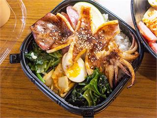 台中北區烤肉飯「百元有找」！手掌大碳烤魷魚Q軟又多汁！