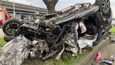 快新聞／松山小客車猛撞遊覽車翻覆　「車內母子雙亡」駕駛疑飛出車外