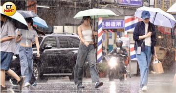 雨彈續炸！12縣市豪、大雨特報　5地區放「豪雨假」