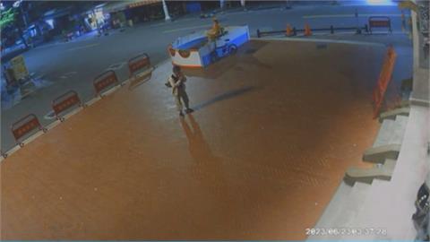 男子夜闖天后宮搜刮許願池零錢　被警逮個正著　辯稱：要用來佈施