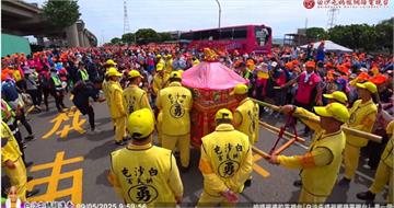 白沙屯媽祖進香亂象！香燈腳拿了結緣品不吃還亂丟　他氣炸：蹧蹋別人愛心