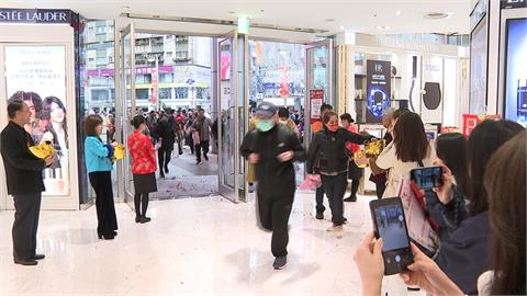 初一搶福袋! 頭獎抽名車.黃金 頭香民眾夜排2天