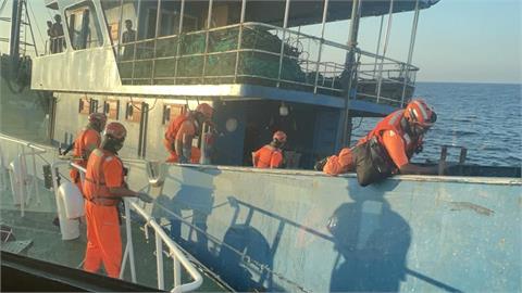中國籍無名漁船澎湖越界作業 15人被押回調查