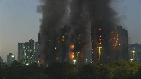 香港恐怖大火延燒　數千人無家可歸　已知13死1消防殉職