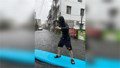 快新聞／誰說一定要在墾丁？內埔淹水民眾玩衝浪　迪卡儂現身：浪板是交通工具了
