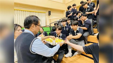 平澤高中生愛上臺南鳳梨　黃偉哲進入韓國校園推廣臺南農產
