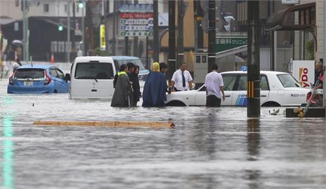日秋田一帶降破紀錄豪雨 陸地淹成一片釀1死