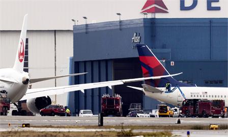 日航驚傳擦撞達美客機！33秒「飛機事故」畫面曝…尾翼凹陷全變形