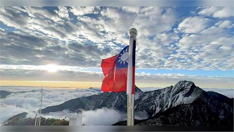 2026第一道曙光畫面曝！鄭明典分享「元旦最高升旗」讚：美麗的青天白日滿地紅