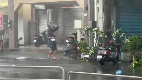 山陀兒進逼發布強風警告　高雄騎士連人帶車被吹倒