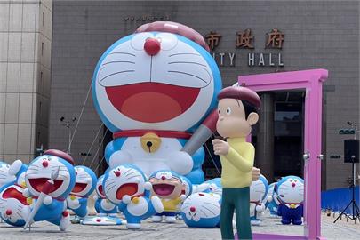 大雄快看！巨型哆啦A夢現身台北市民廣場　完成指定任務抽好禮