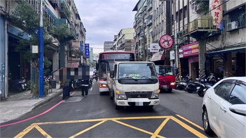 快新聞／新北蘆洲公車、貨車碰撞事故　現場畫面曝光