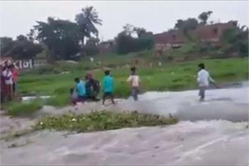 過橋如絕命搏鬥！印度雨季洪水釀78死