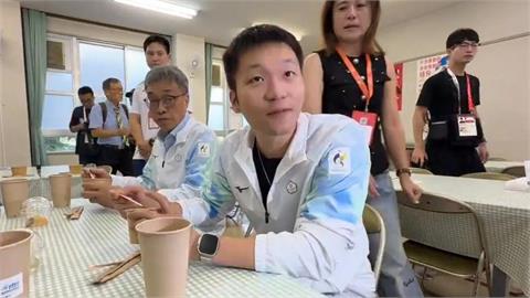 亞運(影)／李洋開幕進得去嗎？典禮前先開心吃豆花　親曝口感給好評