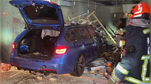 人在店裡睡突遭撞斷魂 轎車深夜衝店面 老婦人當場死亡