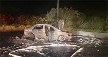 新北驚傳火燒車!31歲男駕駛燒燙傷送醫 疑車內縱火輕生