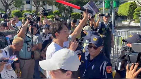 快新聞／黃國昌率小草佔領人行道逼近總統官邸　遭警方舉牌警告