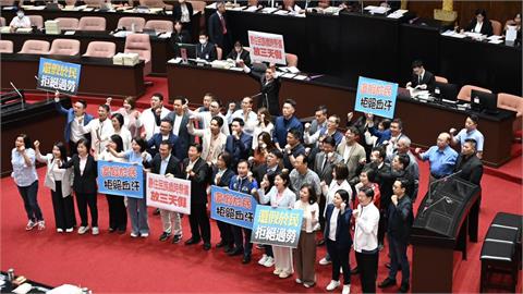 藍白推「國定假日4+1」藏目的!他揭現實喊「國家完蛋」網怒吼:驅逐舔共勢力