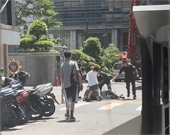 快新聞／刑事局外爆發肢體衝突！　Uber司機慘遭騎士全家痛毆