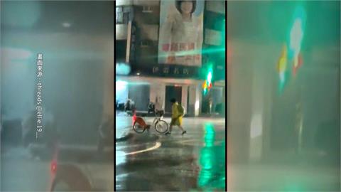 三角錐被吹倒！小弟弟經過"冒雨擺好"　網友大讚：好孩子