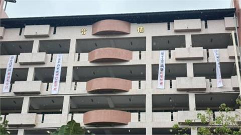 板中生開嗆「不需要威權校長」掛白布條！本人還原「爭議始末」急撇女暴君