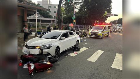 最新/又是高齡駕駛!73歲翁駕車下橋違規右轉如「打保齡球」撞機車群 釀1死8傷