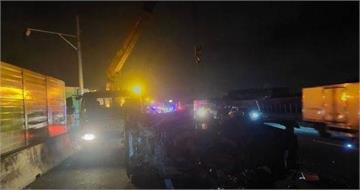 台中國道驚險追撞事故！魷魚食材撒滿車道　駕駛受傷送醫