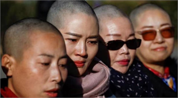 「我可以無髮，你不能無法」 中國被捕律師妻子集體削髮抗議
