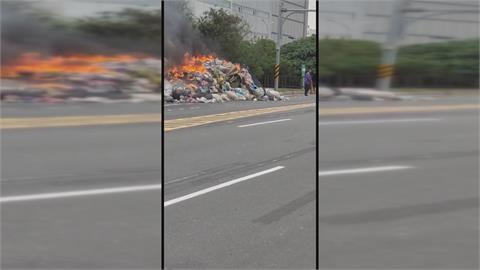 垃圾車工作中突冒煙　成堆垃圾山路邊起火燃燒