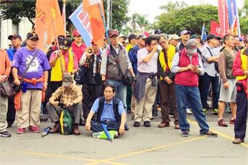 不滿軍人年改 八百壯士齊聚政院抗議
