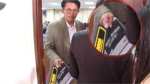 黃國昌帶走機密"消失42秒"! 綠營:足以把資料翻拍完