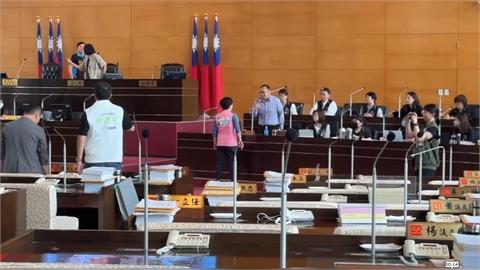 互槓中聯門神！　綠議員逼問毒油案怒嗆副市長鄭照新