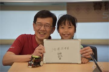 台積電IT科普營隊大溪僑愛國小登場 學童體驗寫程式獲得成就感
