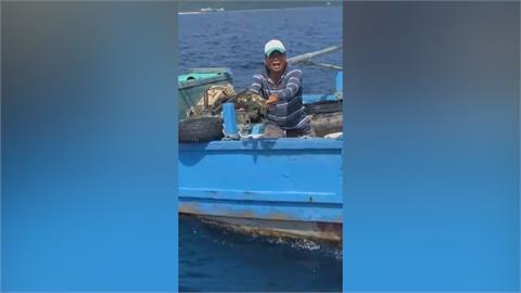 海龜遭廢棄漁網纏住　漁民出手相救還餵螃蟹
