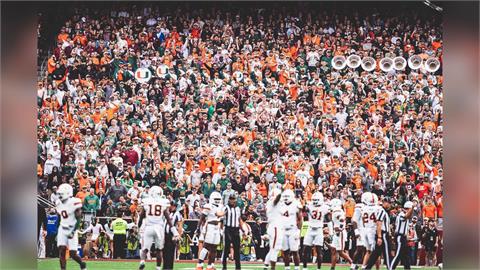 大學美式足球(影)／攝影師眼力超好！竟能在近十萬滿場觀眾中找到一「嬌點」