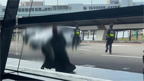 國門槍響！「黃牛車」違法載客拒檢　港女被甩飛輾腳就醫後火速飛離傷心地