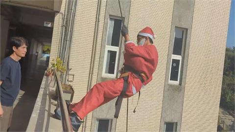 耶誕老人好忙! 現身校園"3樓垂降1樓"撒糖果